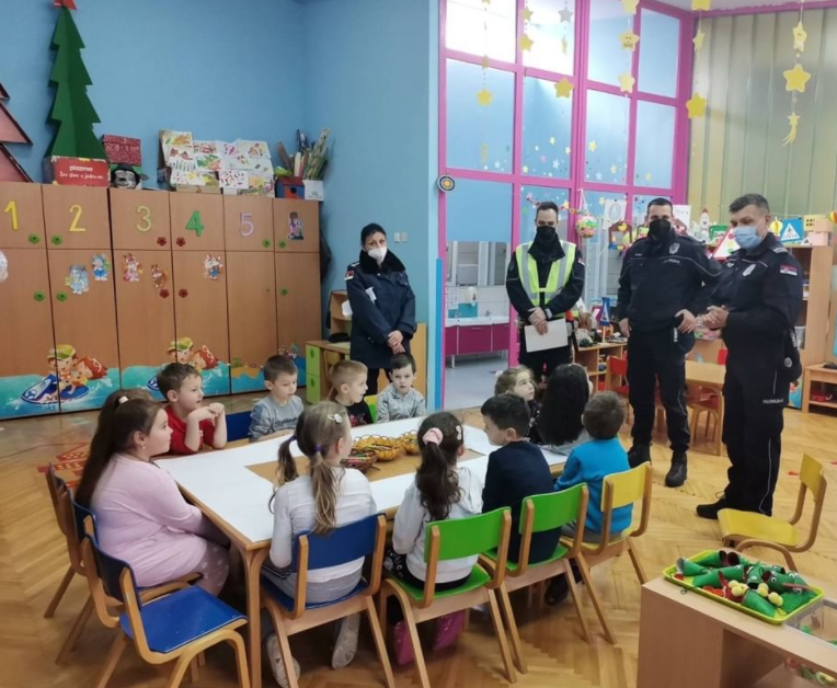Policajci posetili decu u Predškolskoj ustanovi "Poletarac" u Svrljigu